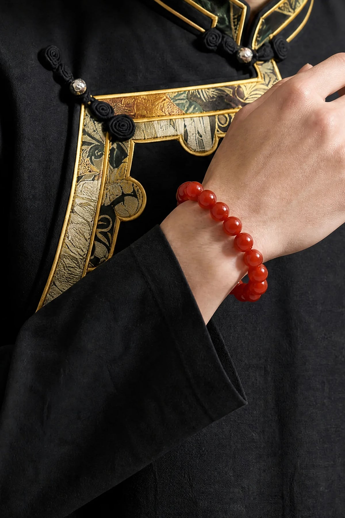 red-agate-bracelet-model-a-outfit-a-fashion-01