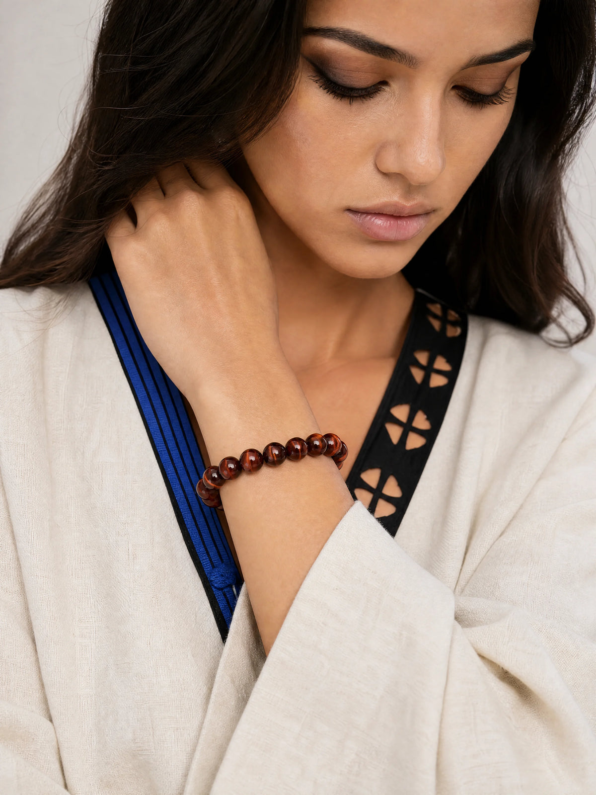 red-tiger-eye-bead-bracelet-model-b-outfit-b-fashion-03