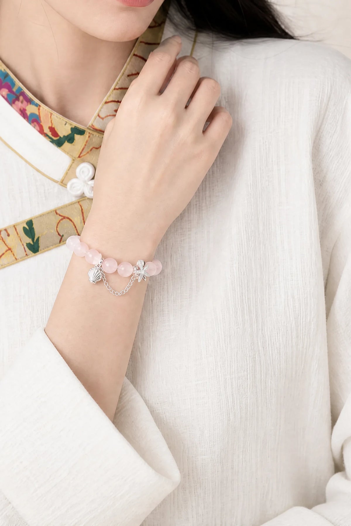 rose-quartz-shell-starfish-bracelet-model-a-outfit-a-fashion-01