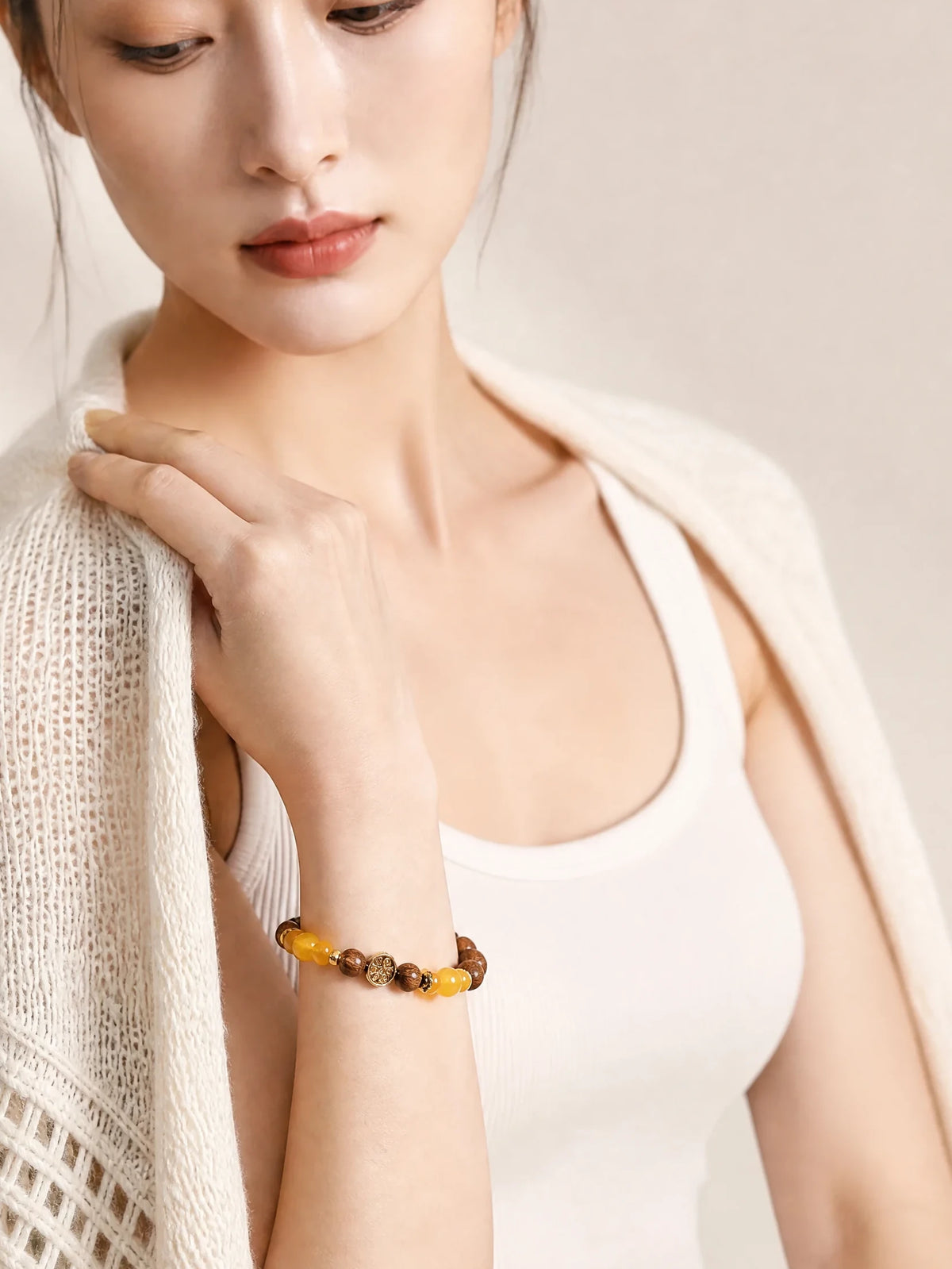 sandalwood-yellow-agate-bracelet-model-b-outfit-b-fashion-01