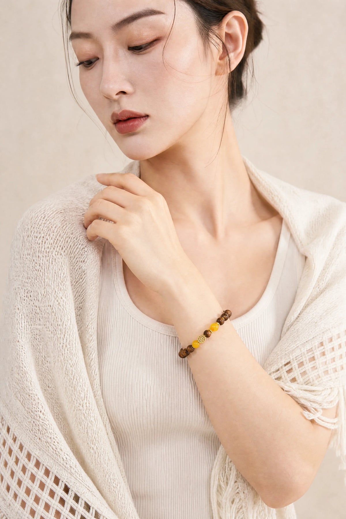 sandalwood-yellow-agate-bracelet-model-b-outfit-b-fashion-03
