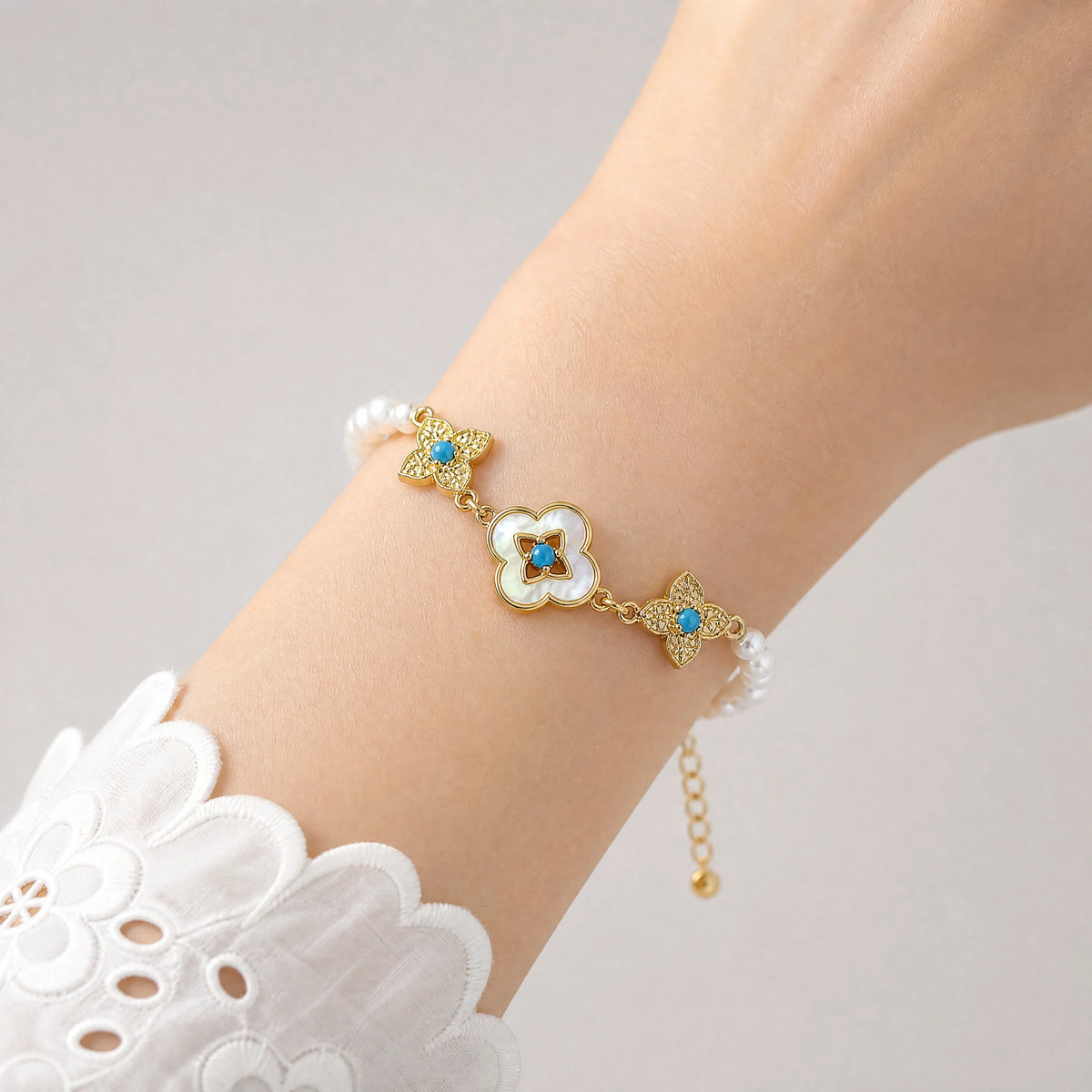 shell-four-leaf-flower-bracelet-joy-model-a-outfit-a-closeup-01