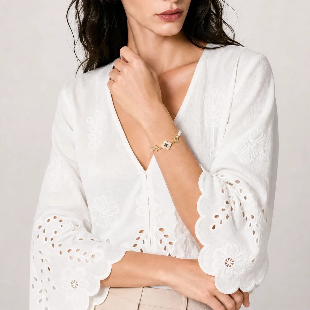 shell-four-leaf-flower-bracelet-joy-model-a-outfit-a-fashion-03