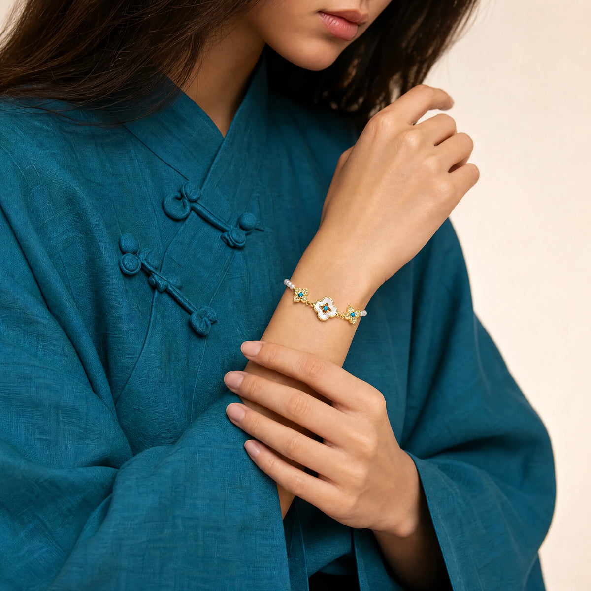shell-four-leaf-flower-bracelet-joy-model-b-outfit-b-fashion-03
