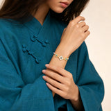 shell-four-leaf-flower-bracelet-joy-model-b-outfit-b-fashion-03