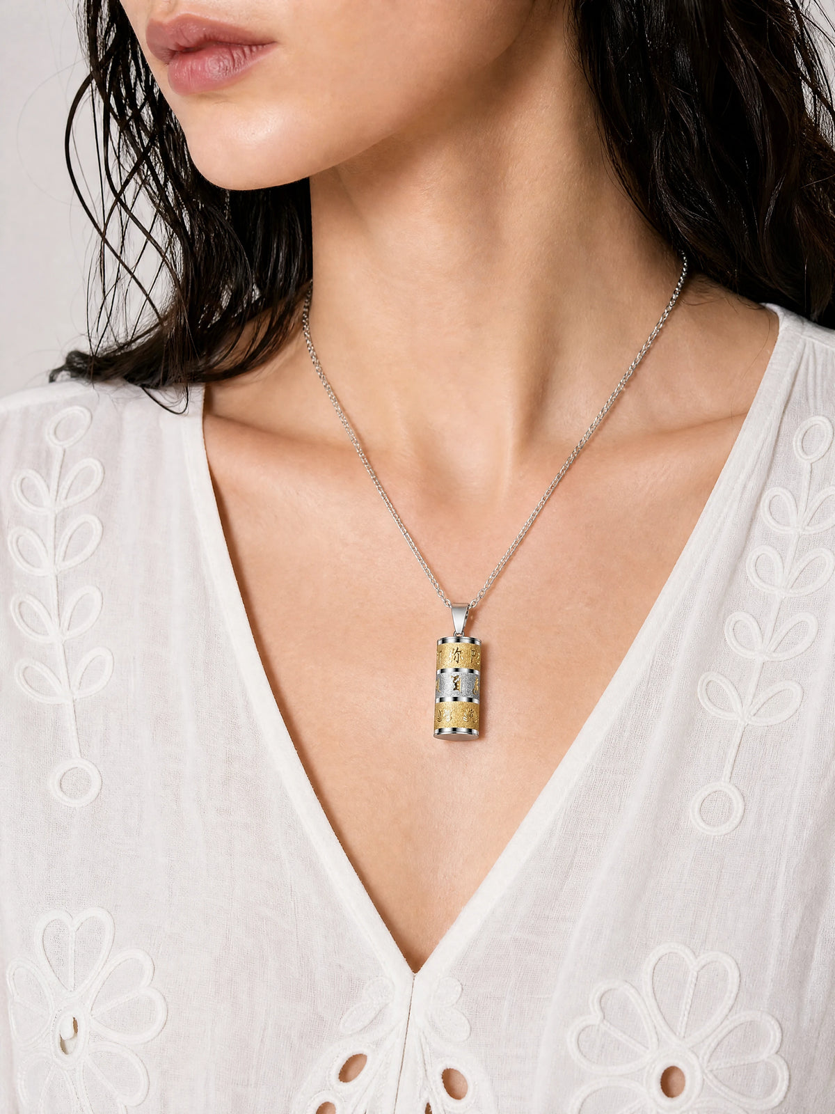 tibetan-prayer-wheel-necklace-model-b-outfit-b-fashion-01