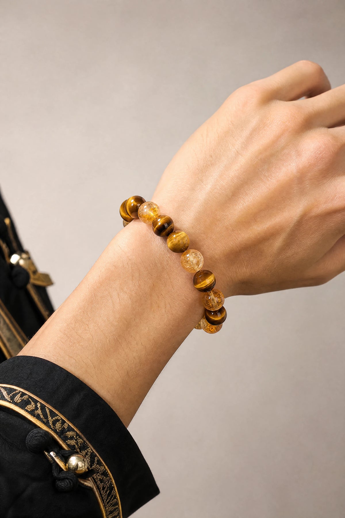 tiger-eye-citrine-bracelet-model-a-outfit-a-fashion-01