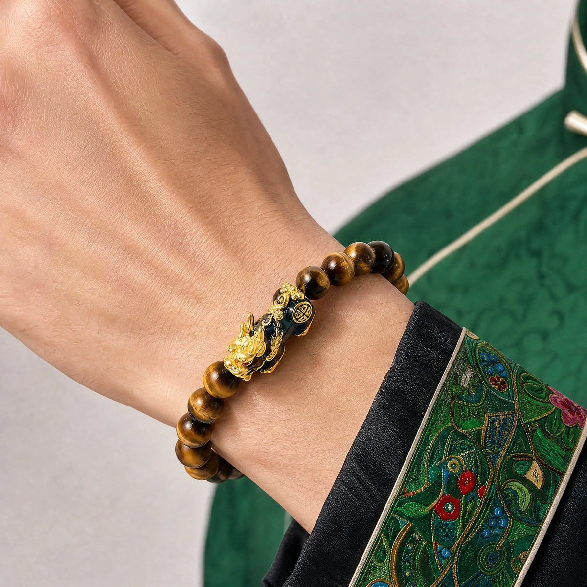 tiger-eye-color-shift-pixiu-bracelet-model-a-outfit-a-closeup-01