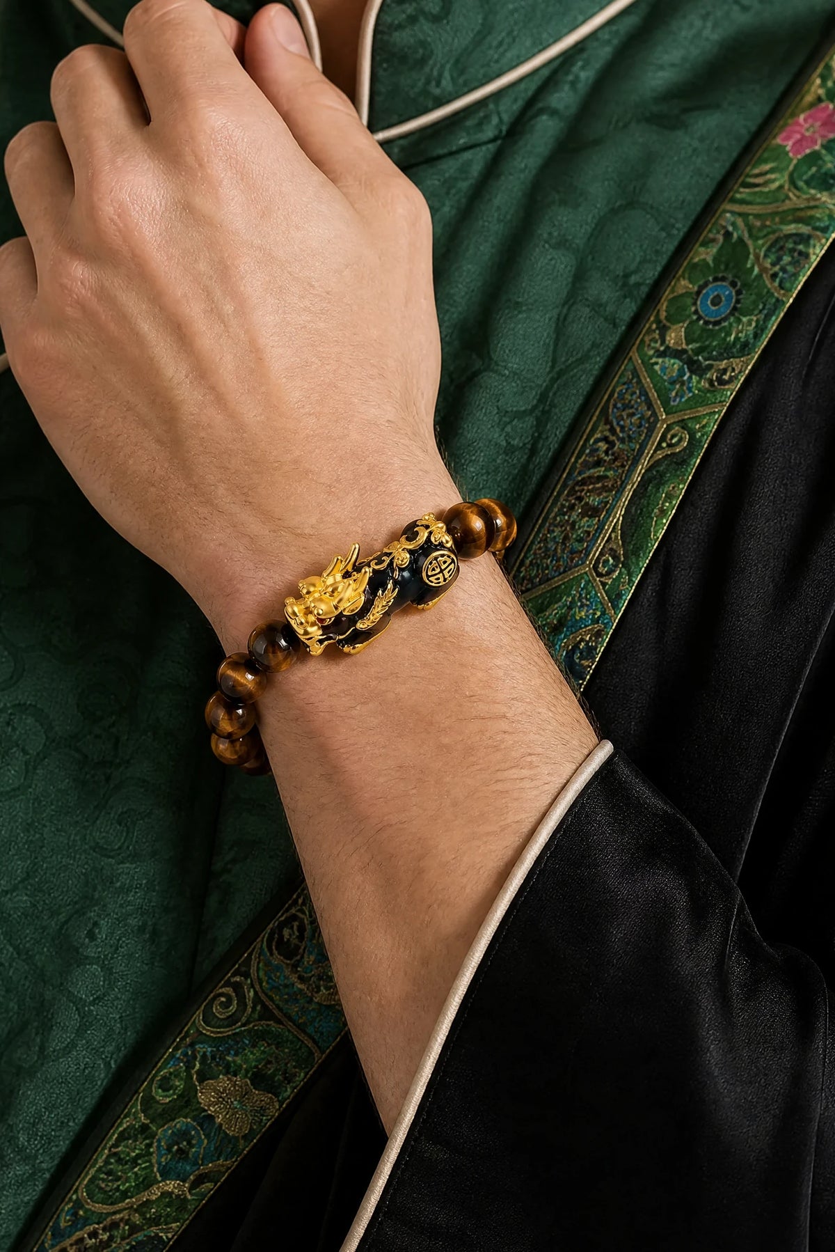 tiger-eye-color-shift-pixiu-bracelet-model-a-outfit-a-fashion-01