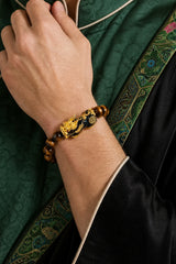 tiger-eye-color-shift-pixiu-bracelet-model-a-outfit-a-fashion-01
