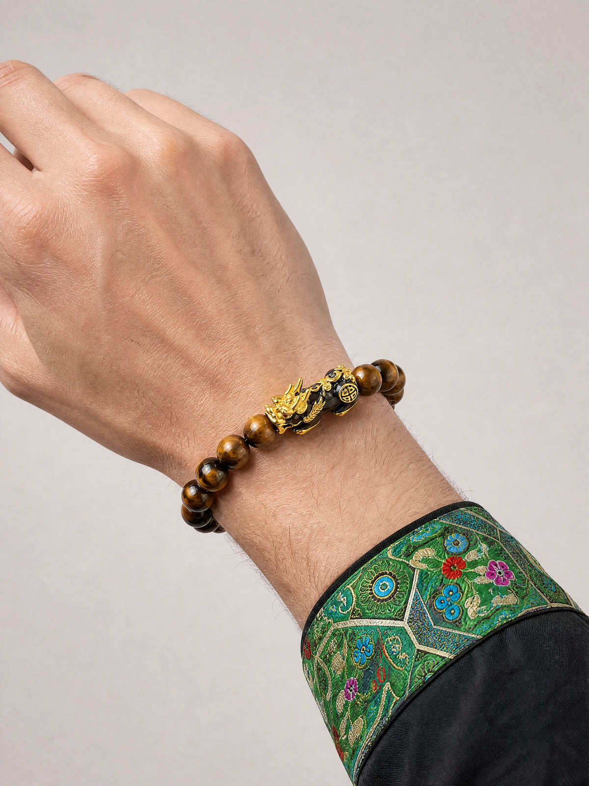 tiger-eye-color-shift-pixiu-bracelet-model-a-outfit-a-fashion-02
