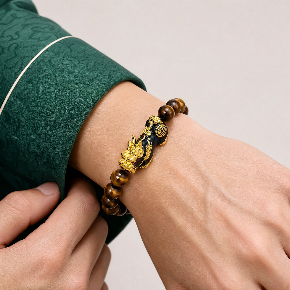 tiger-eye-color-shift-pixiu-bracelet-model-a-outfit-a-fashion-03