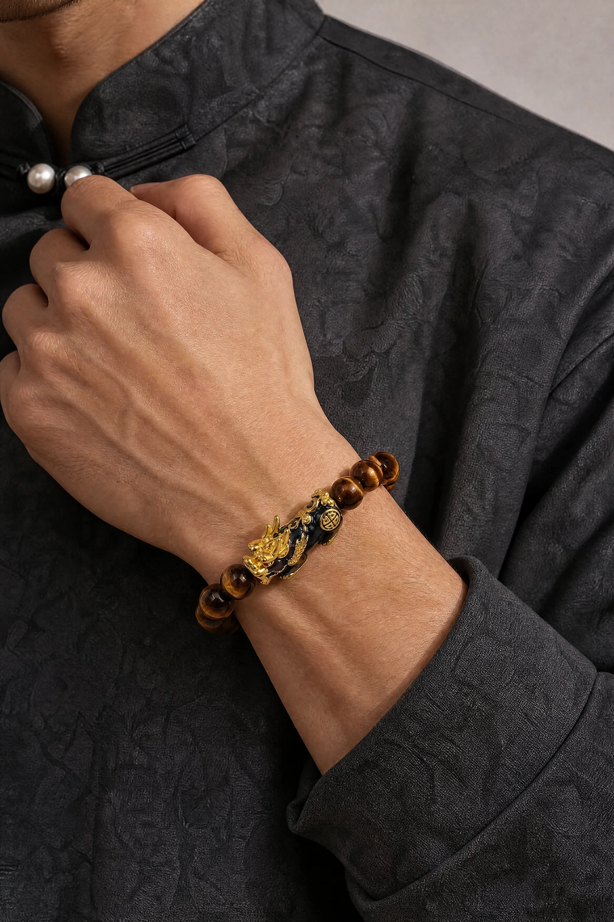 tiger-eye-color-shift-pixiu-bracelet-model-b-outfit-b-fashion-01