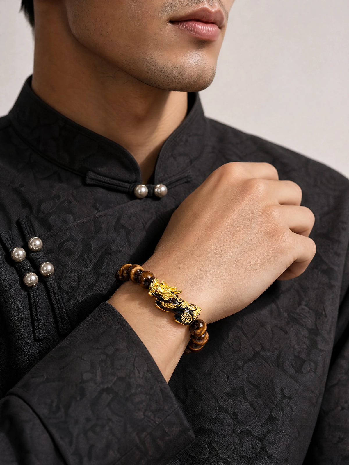 tiger-eye-color-shift-pixiu-bracelet-model-b-outfit-b-fashion-02