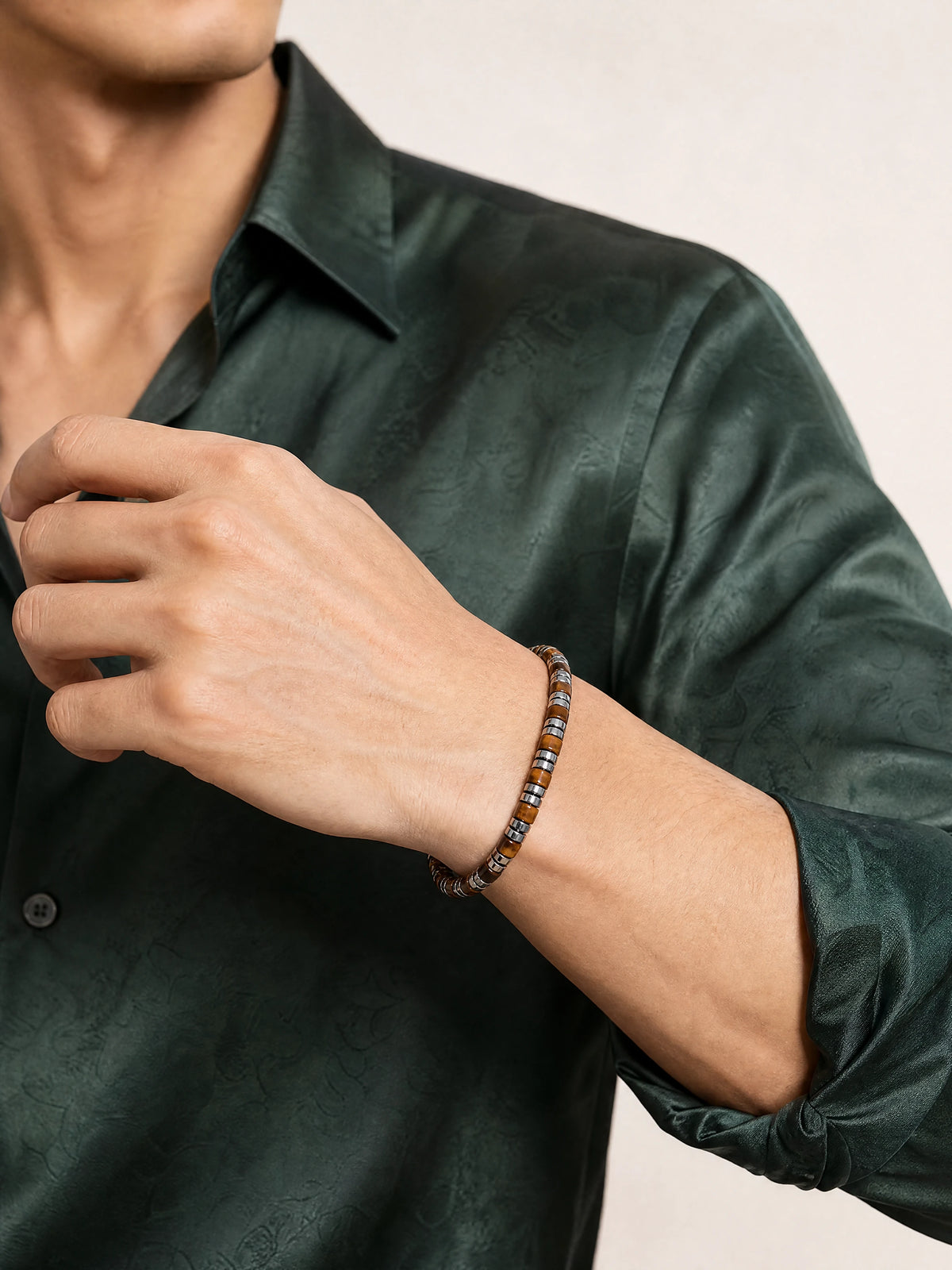 tiger-eye-disc-bracelet-focus-model-a-outfit-a-fashion-02