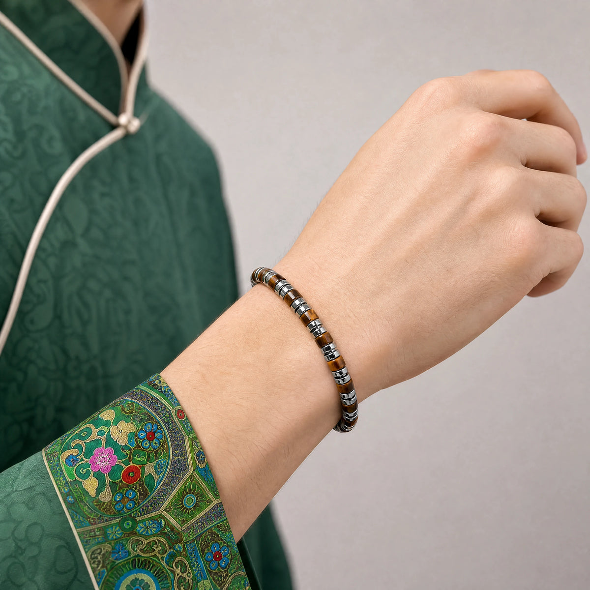tiger-eye-disc-bracelet-focus-model-a-outfit-a-fashion-03