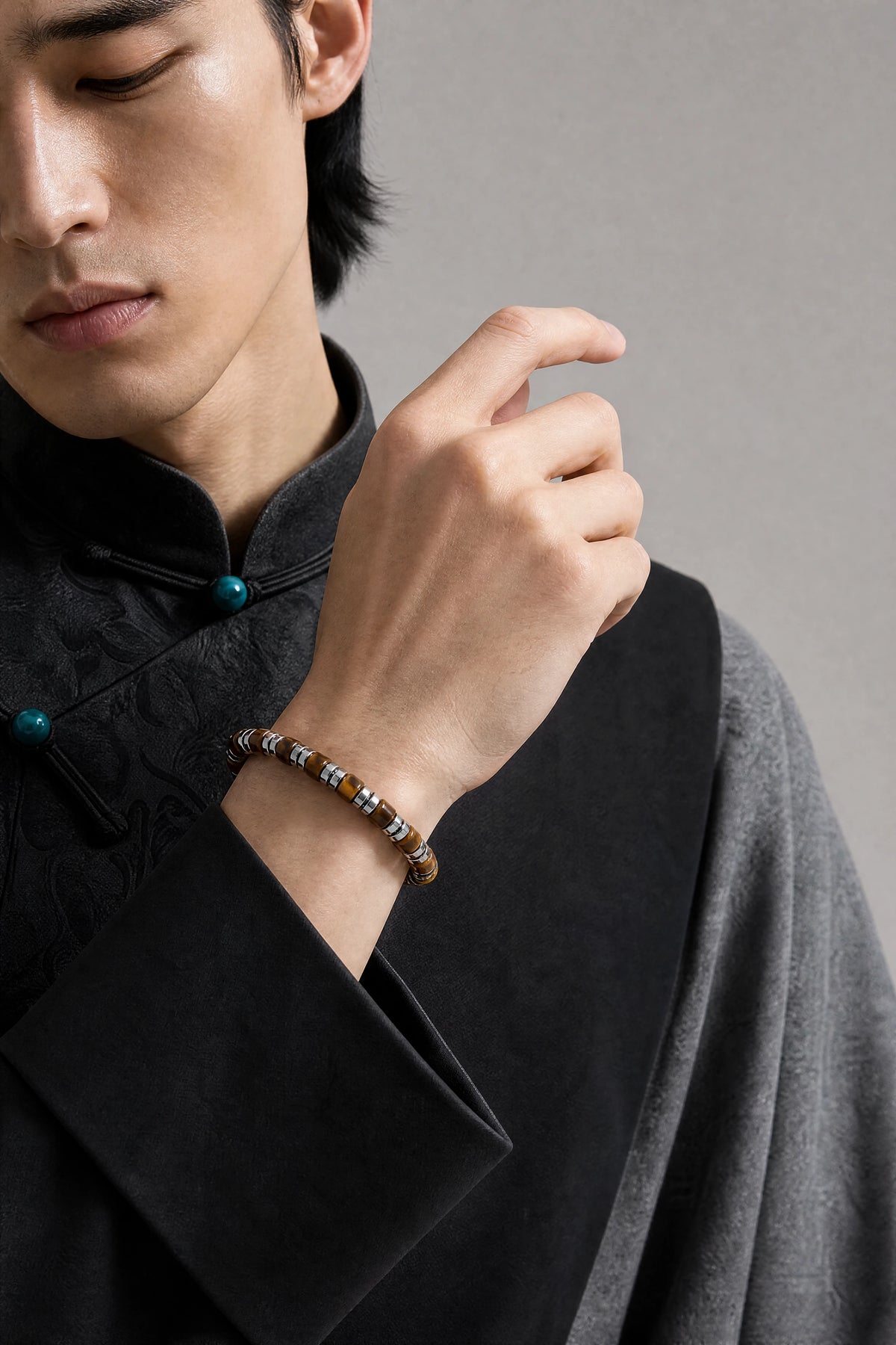 tiger-eye-disc-bracelet-focus-model-b-outfit-b-fashion-01