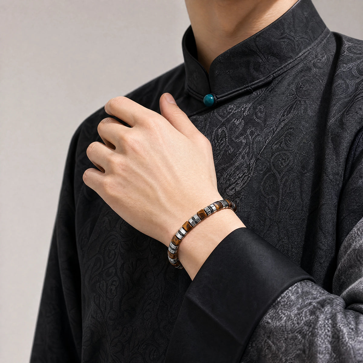 tiger-eye-disc-bracelet-focus-model-b-outfit-b-fashion-03