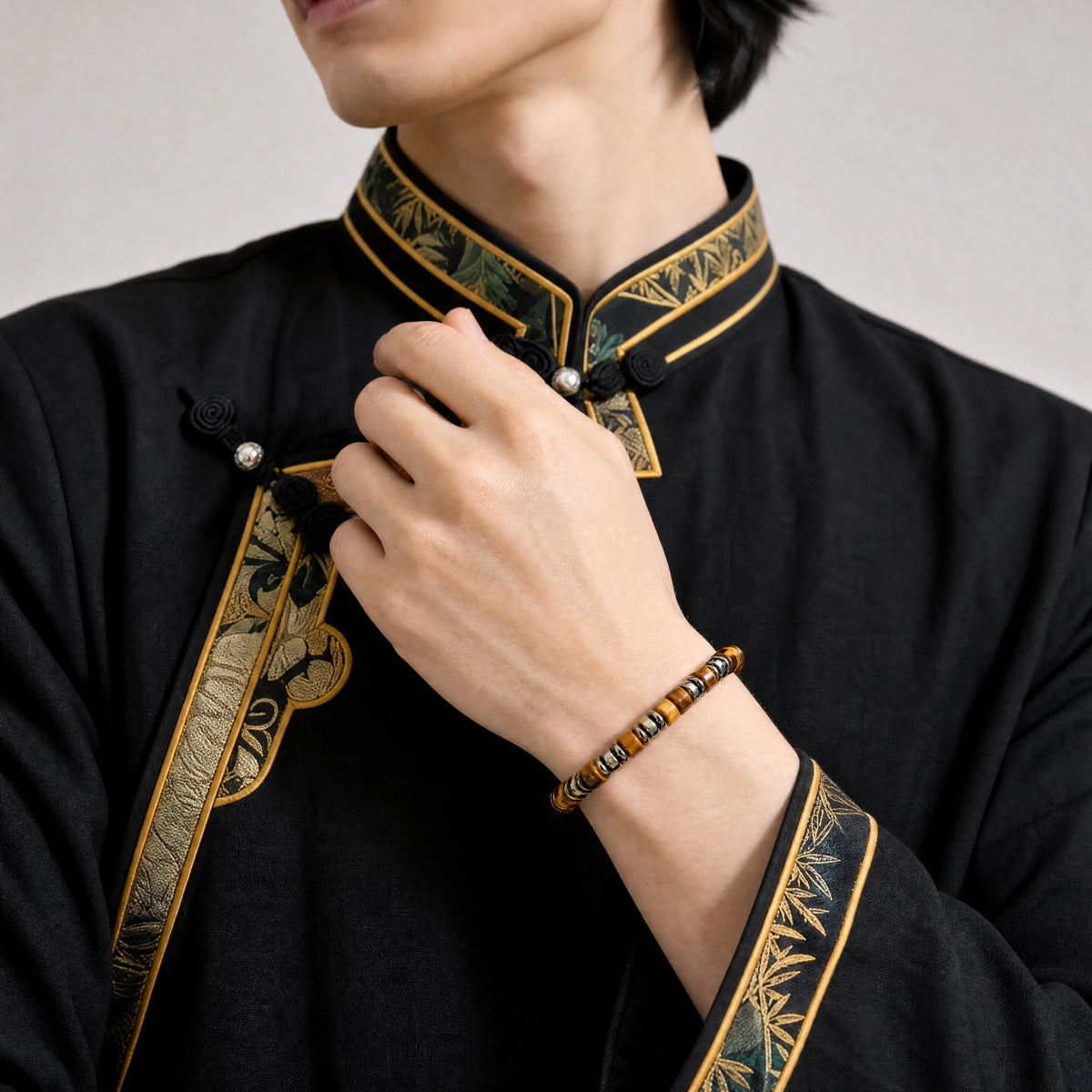 tiger-eye-round-disc-bracelet-focus-model-a-outfit-a-fashion-03
