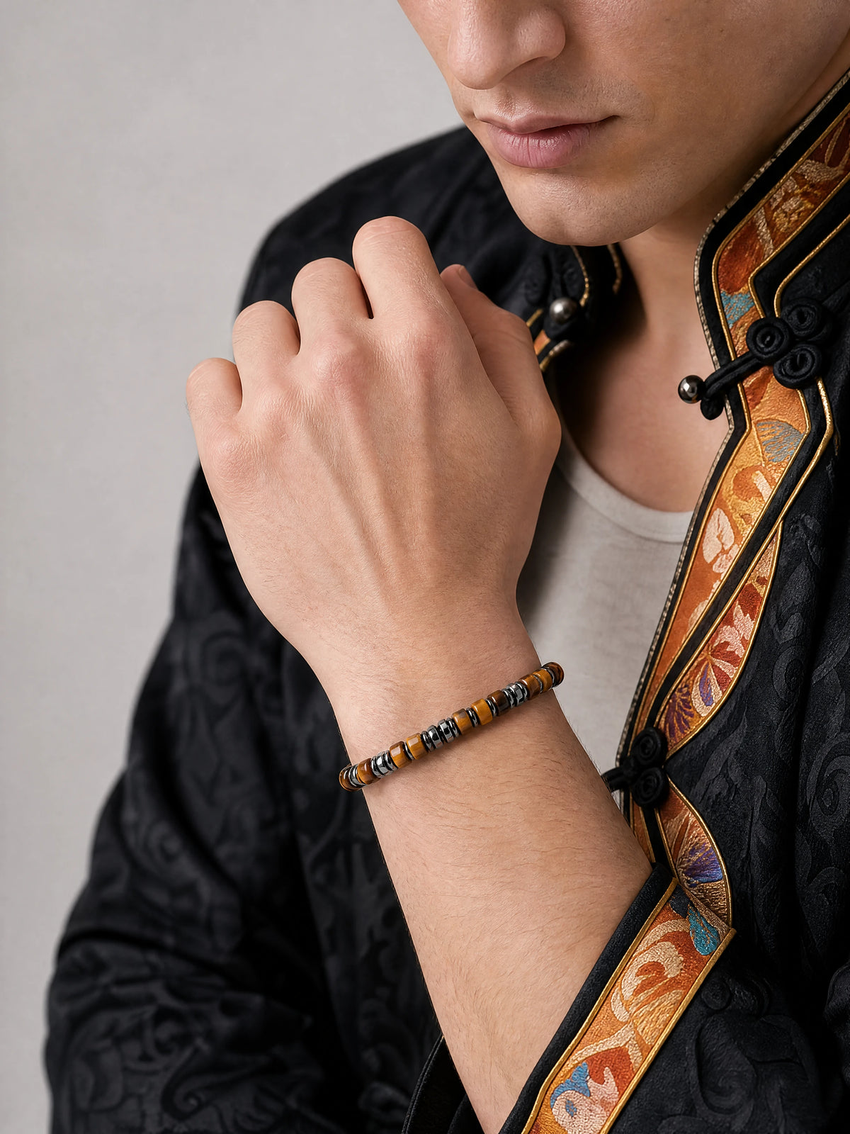 tiger-eye-round-disc-bracelet-focus-model-b-outfit-b-fashion-02