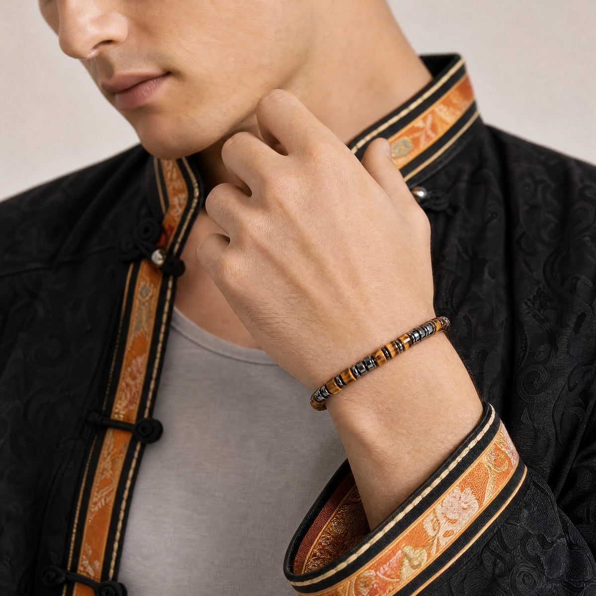 tiger-eye-round-disc-bracelet-focus-model-b-outfit-b-fashion-03