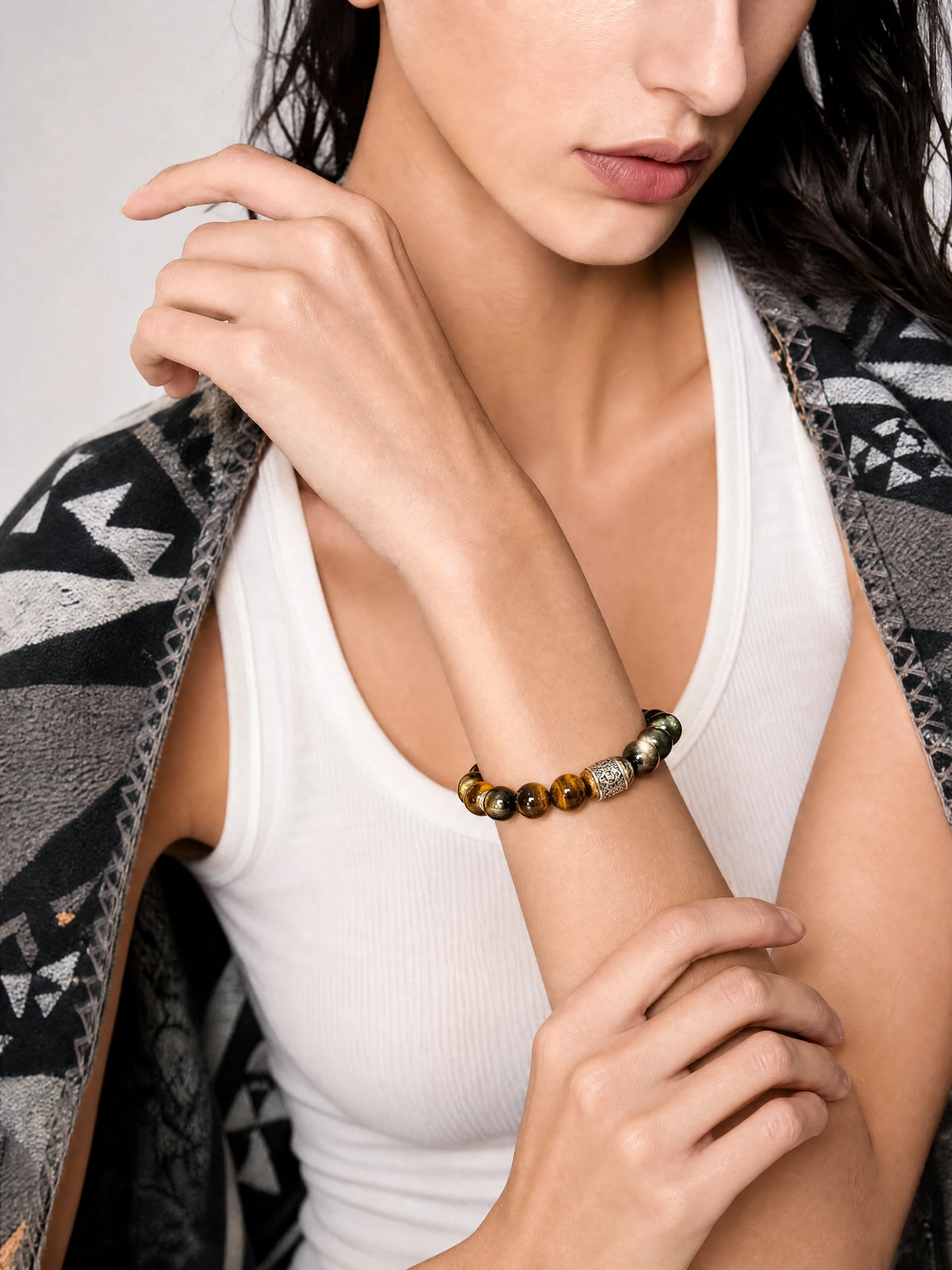 tiger-eye-sheen-obsidian-bracelet-model-b-outfit-b-fashion-01