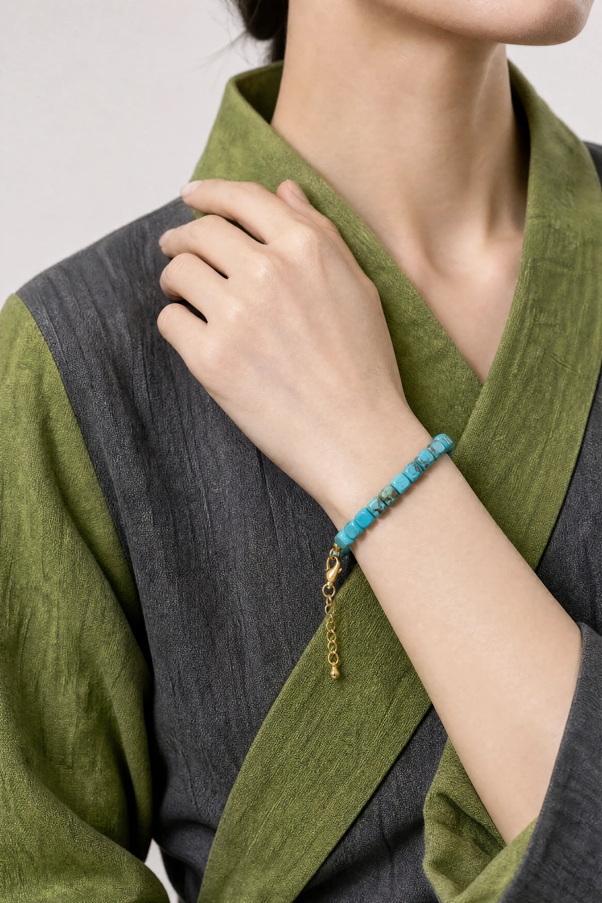 turquoise-cube-bracelet-model-b-outfit-b-fashion-02
