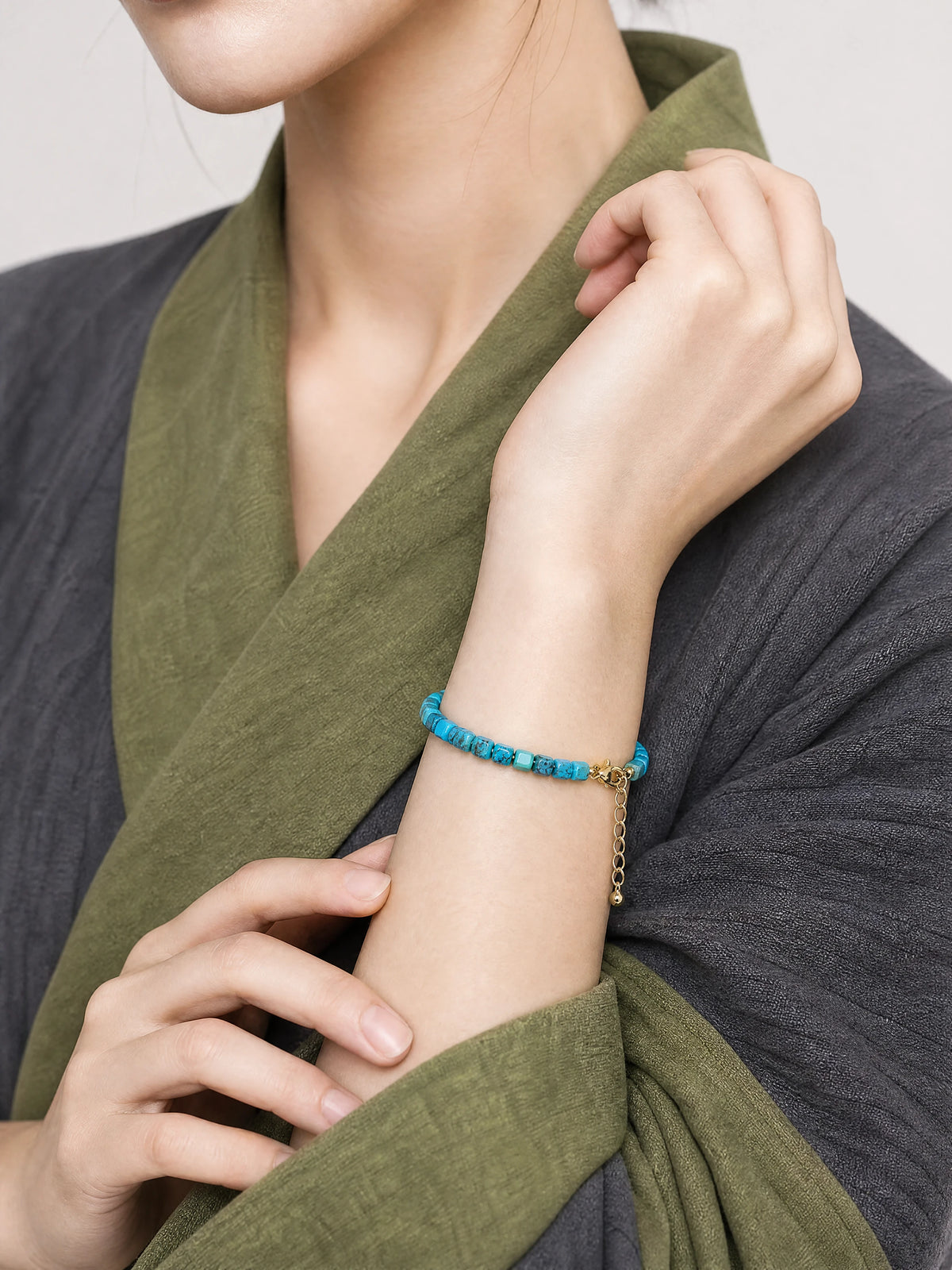 turquoise-cube-bracelet-model-b-outfit-b-fashion-03