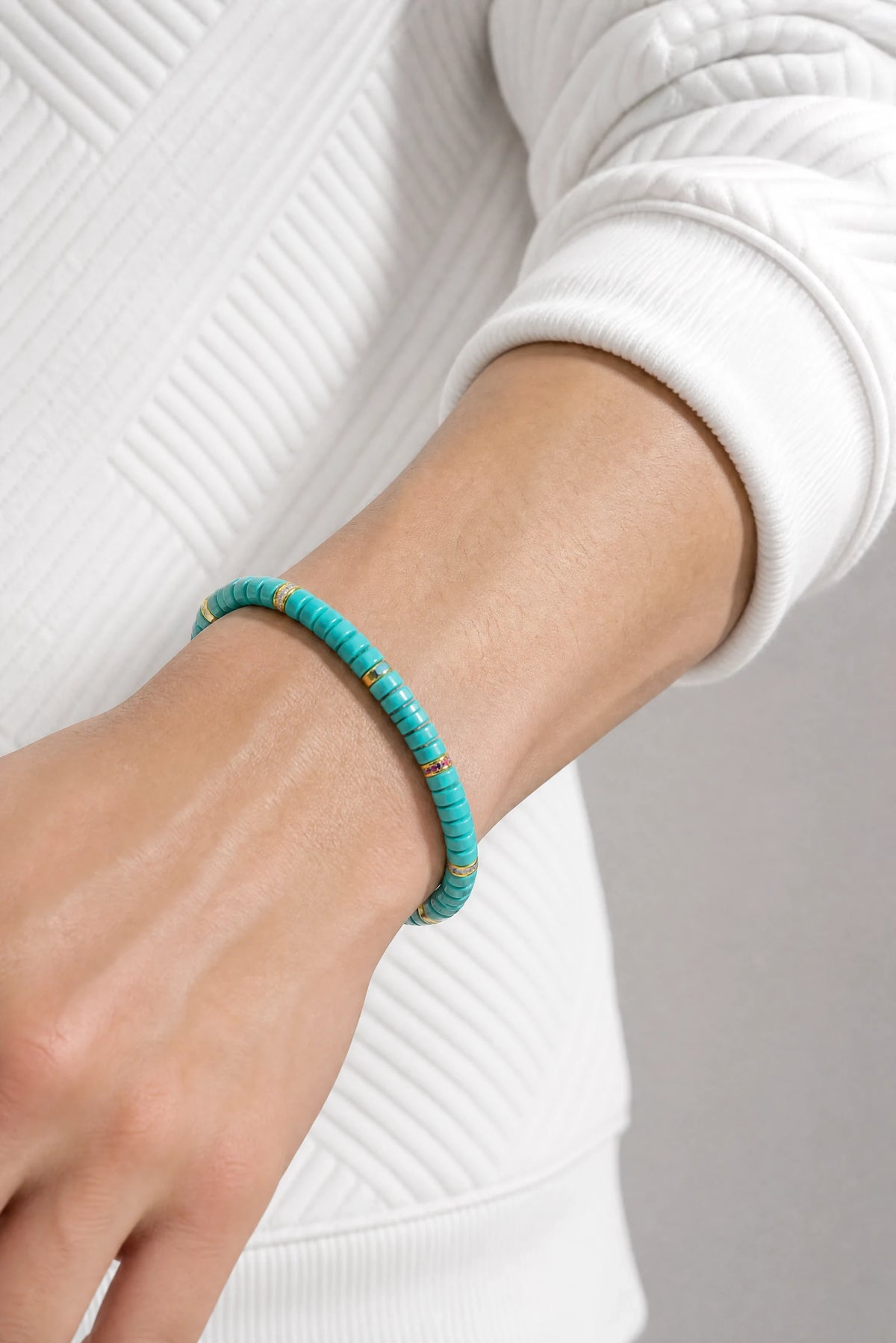turquoise-disc-spacer-bracelet-model-a-outfit-a-closeup-01
