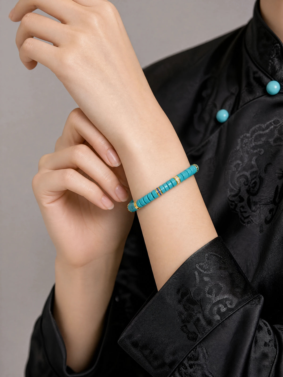 turquoise-disc-spacer-bracelet-model-b-outfit-b-fashion-01