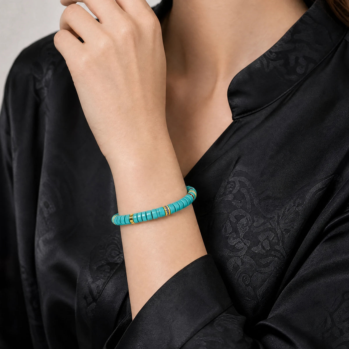 turquoise-disc-spacer-bracelet-model-b-outfit-b-fashion-02