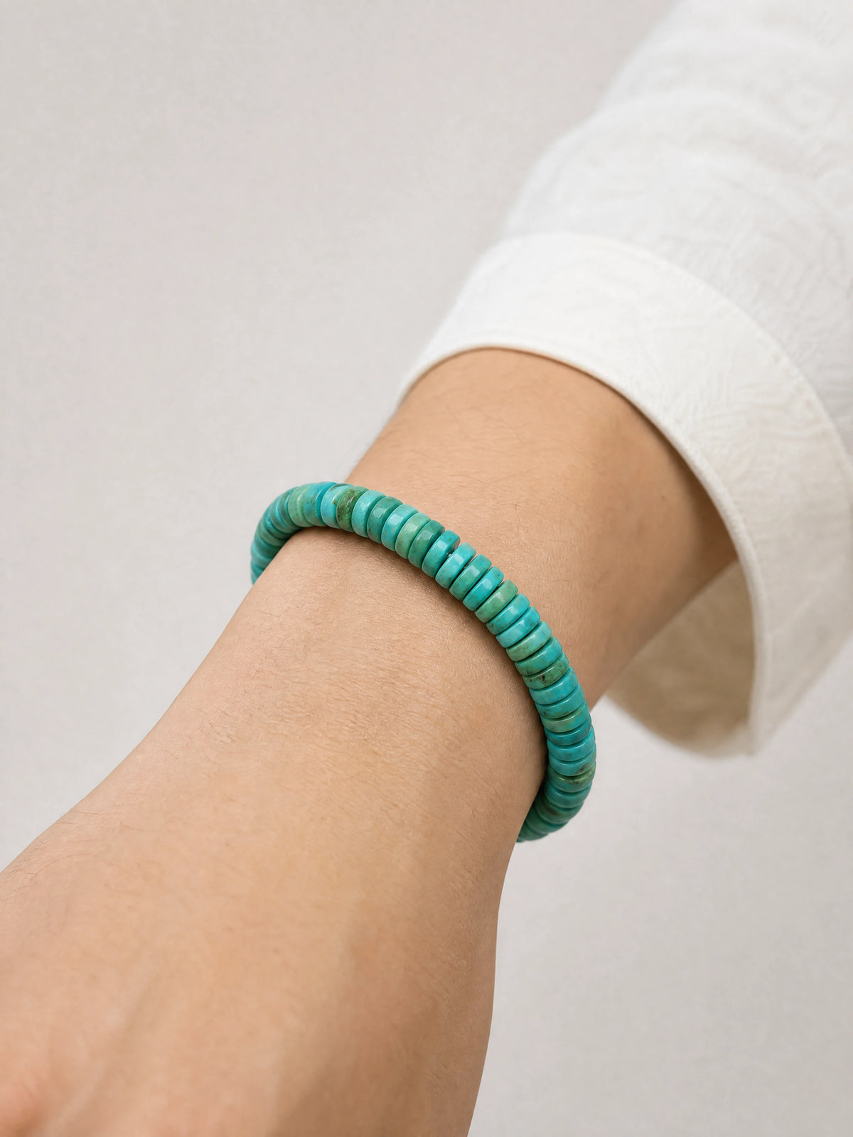 turquoise-heishi-bracelet-model-a-outfit-a-closeup-01