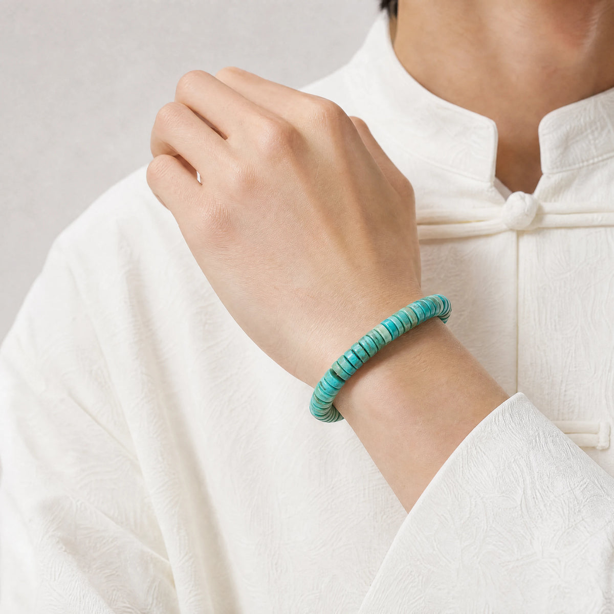 turquoise-heishi-bracelet-model-a-outfit-a-fashion-01
