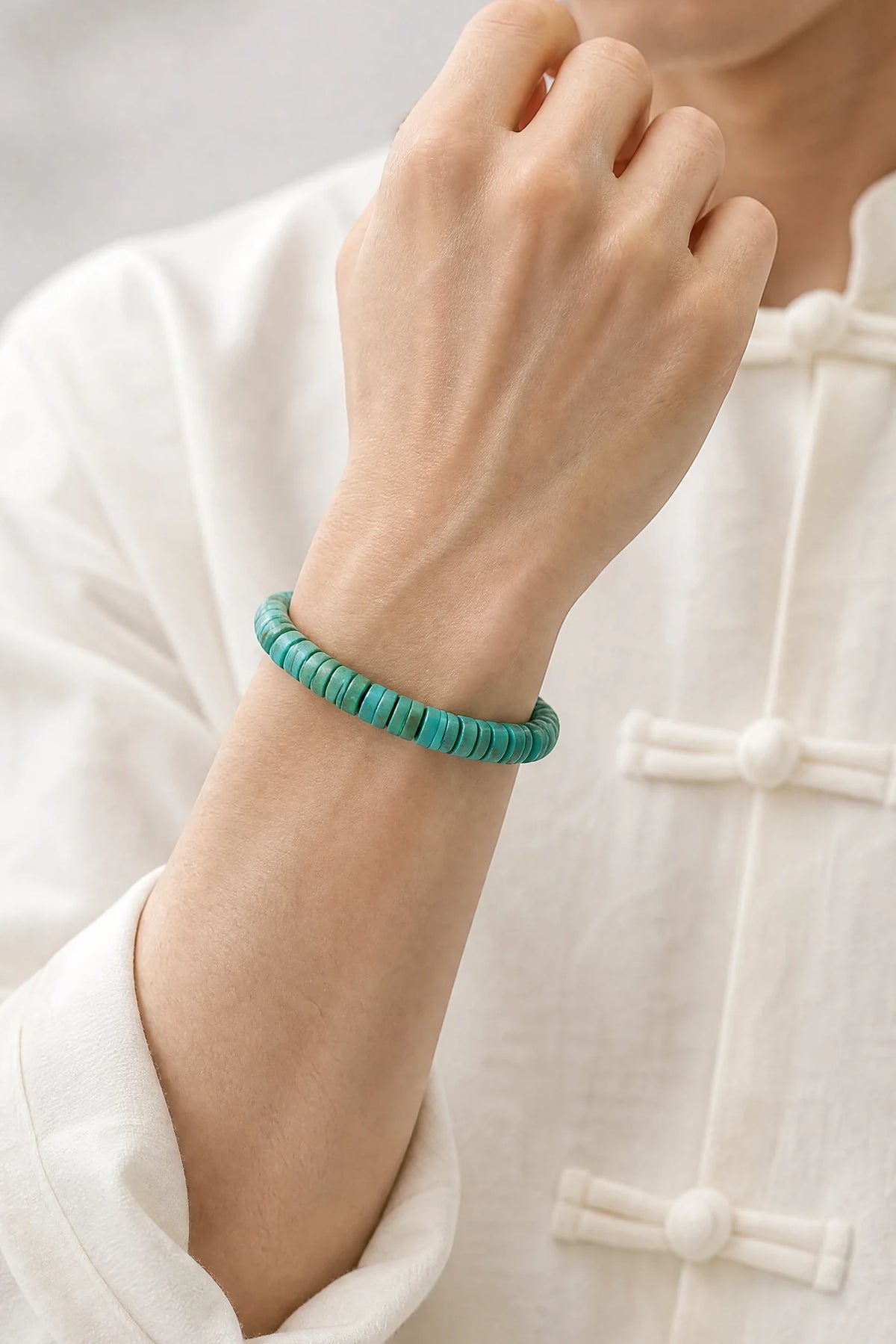 turquoise-heishi-bracelet-model-a-outfit-a-fashion-02