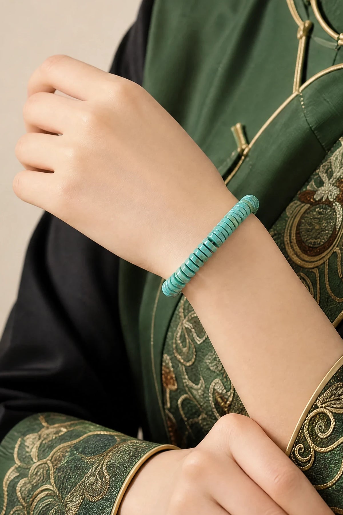turquoise-heishi-bracelet-model-b-outfit-b-fashion-01