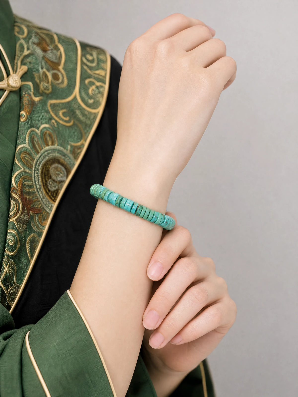 turquoise-heishi-bracelet-model-b-outfit-b-fashion-03