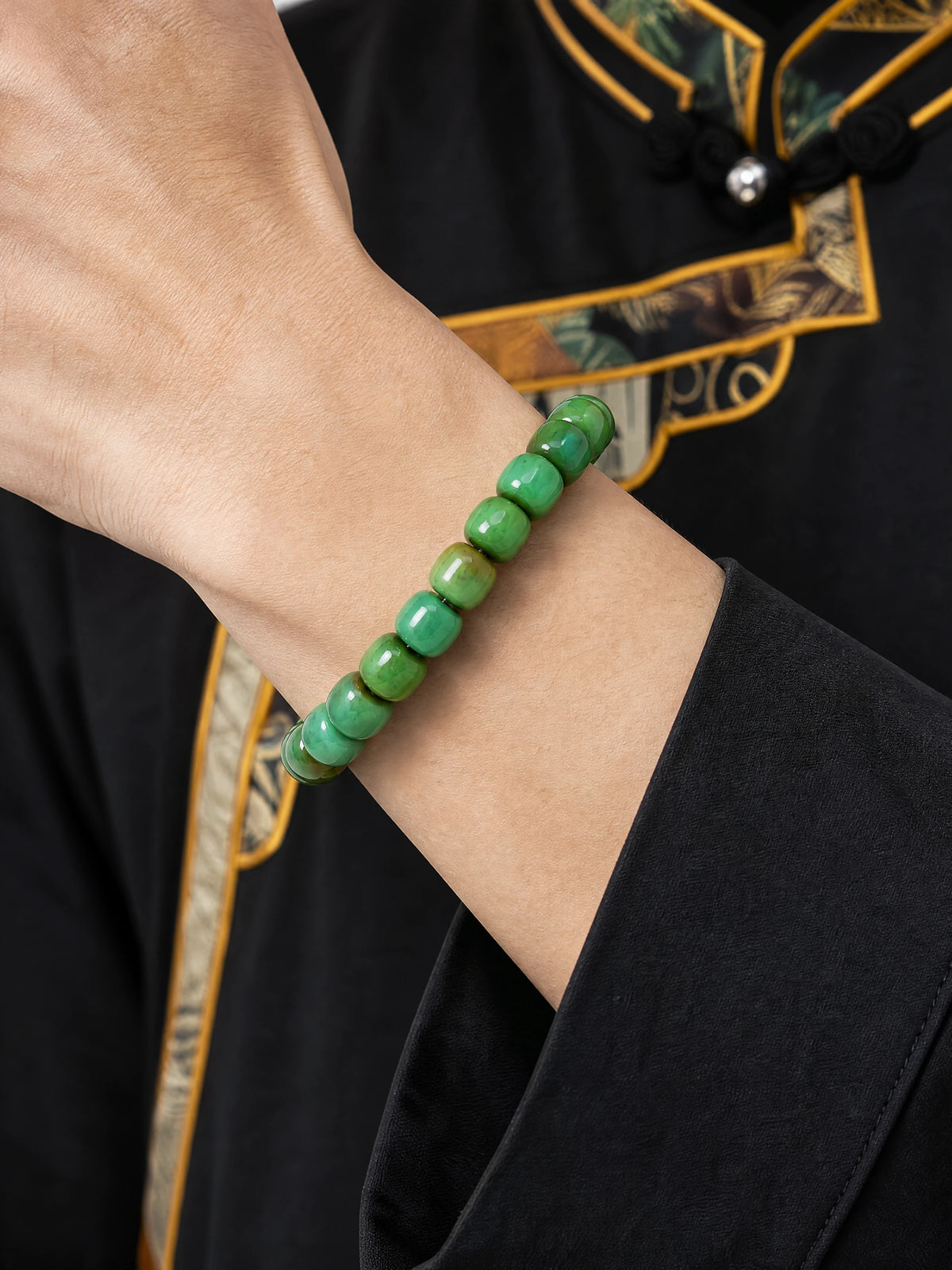 turquoise-landscape-bracelet-model-a-outfit-a-closeup-01