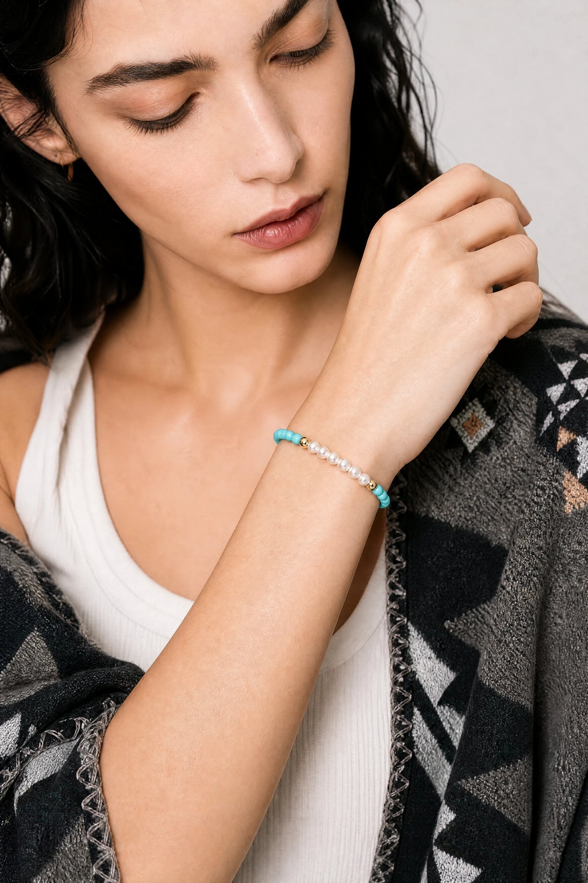 turquoise-pearl-fine-bead-bracelet-model-a-outfit-a-fashion-03