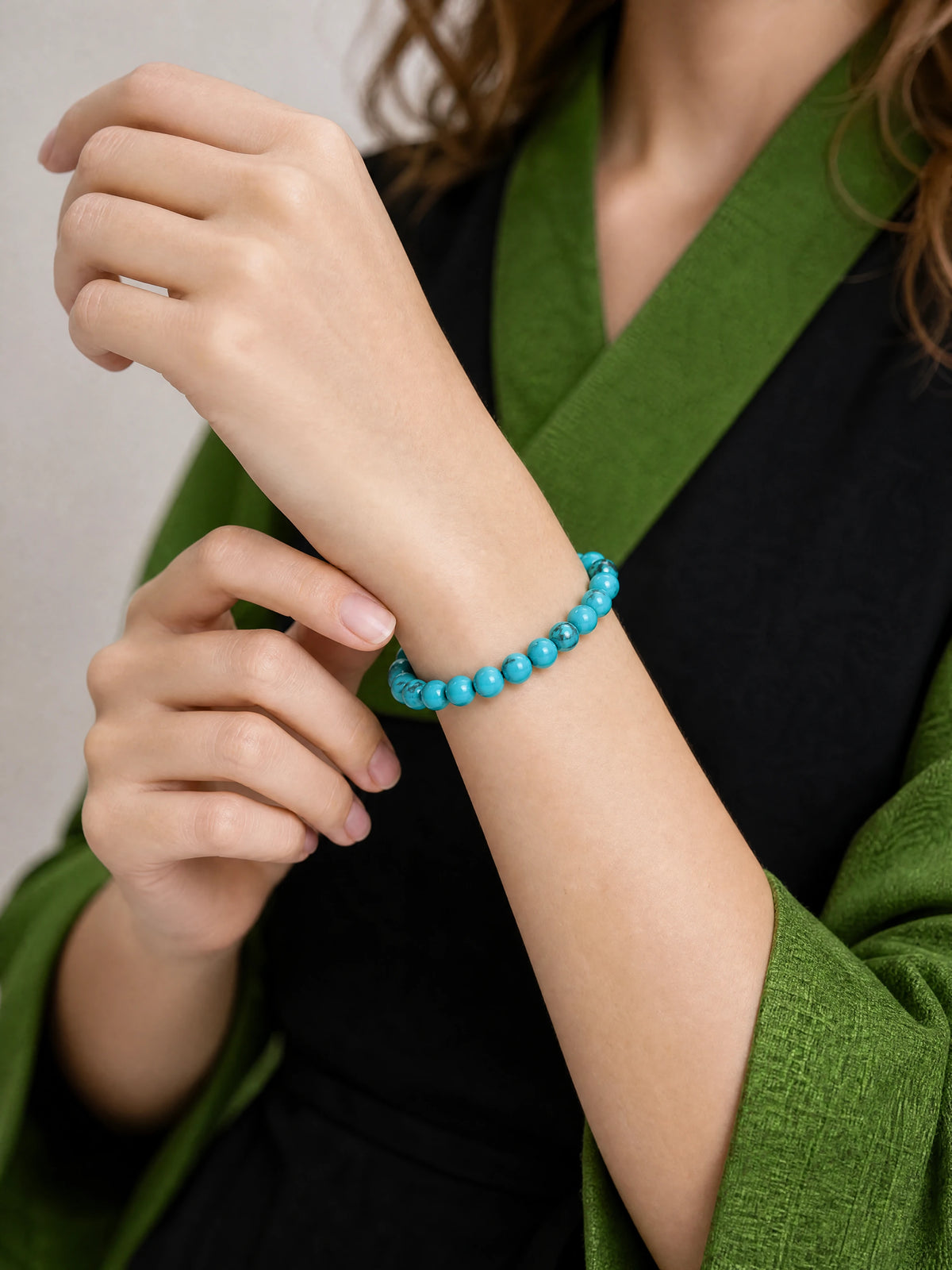 turquoise-round-bead-bracelet-model-b-outfit-b-fashion-01