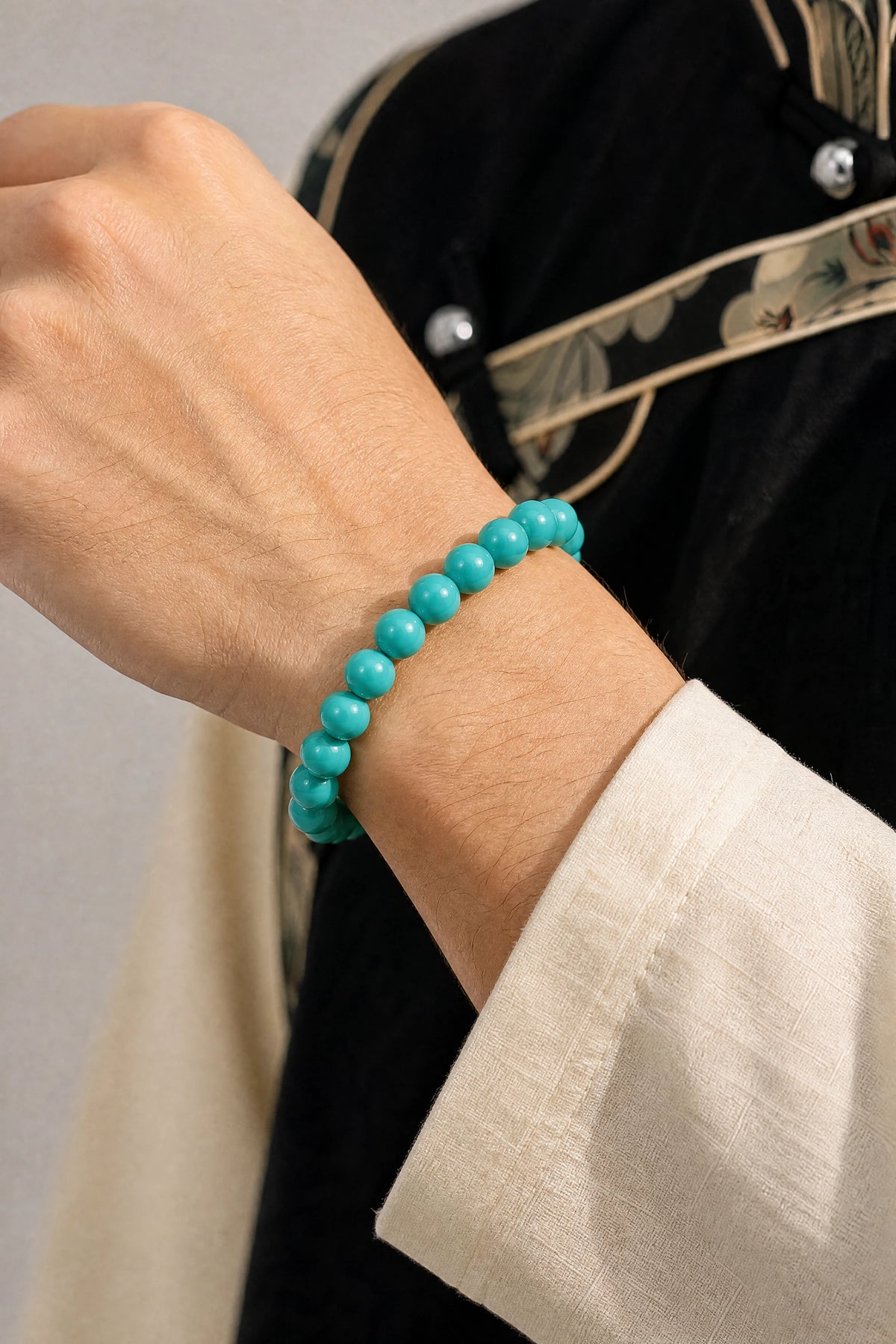 turquoise-round-bead-bracelet-protection-model-a-outfit-a-closeup-01