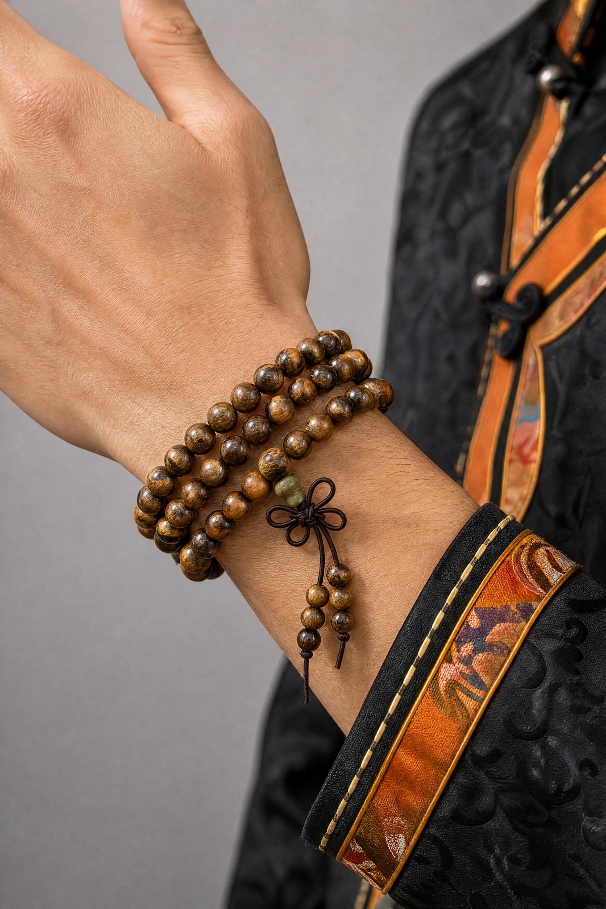 vietnamese-agarwood-mala-bracelet-model-a-outfit-a-closeup-01