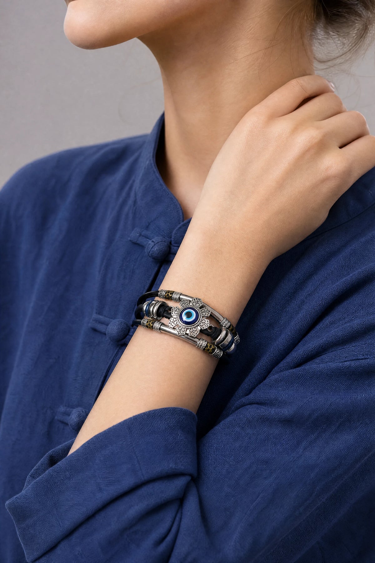vintage-leather-talisman-bracelet-model-b-outfit-b-fashion-02