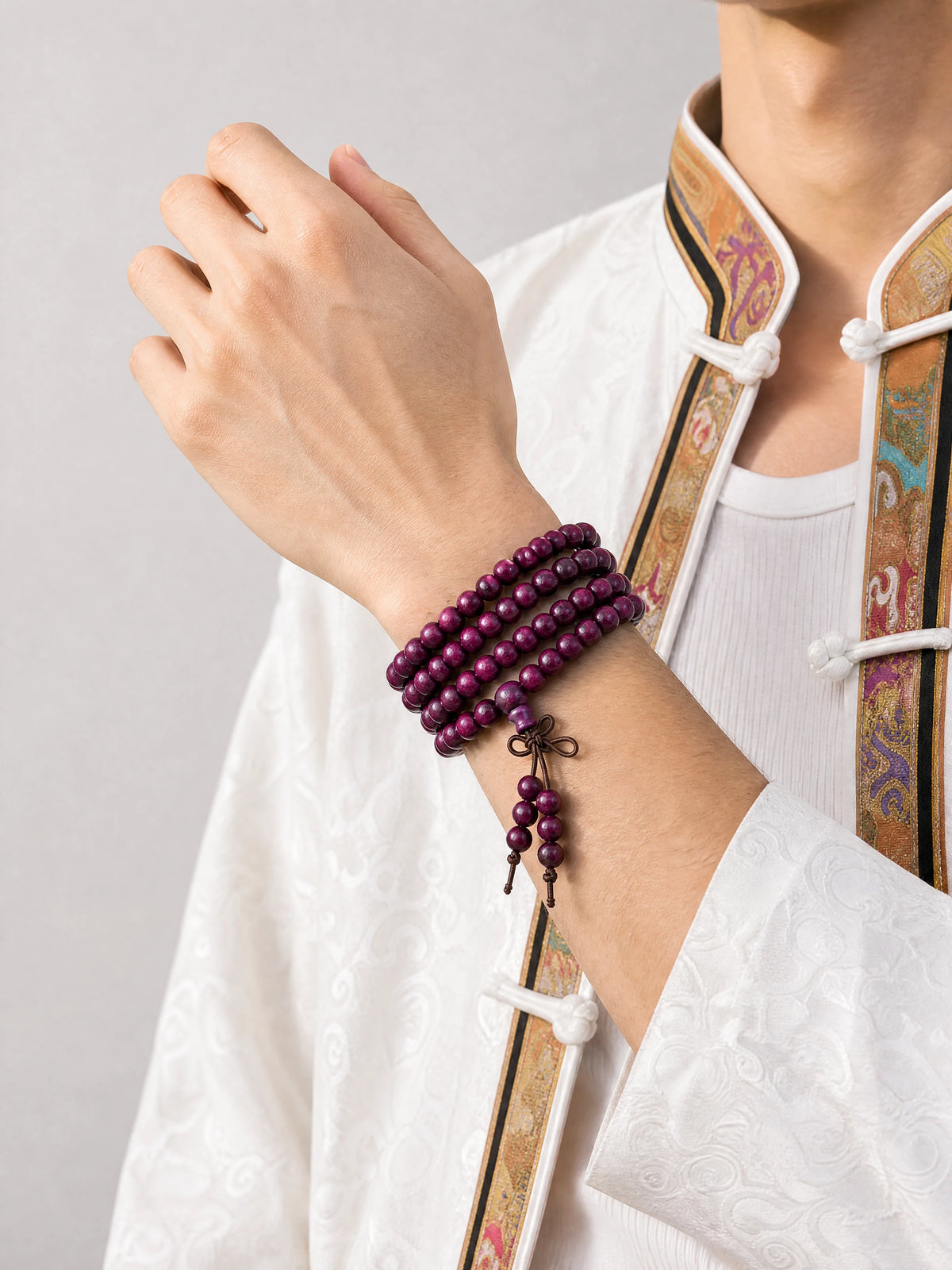 violet-sandalwood-mala-bracelet-model-a-outfit-a-fashion-02