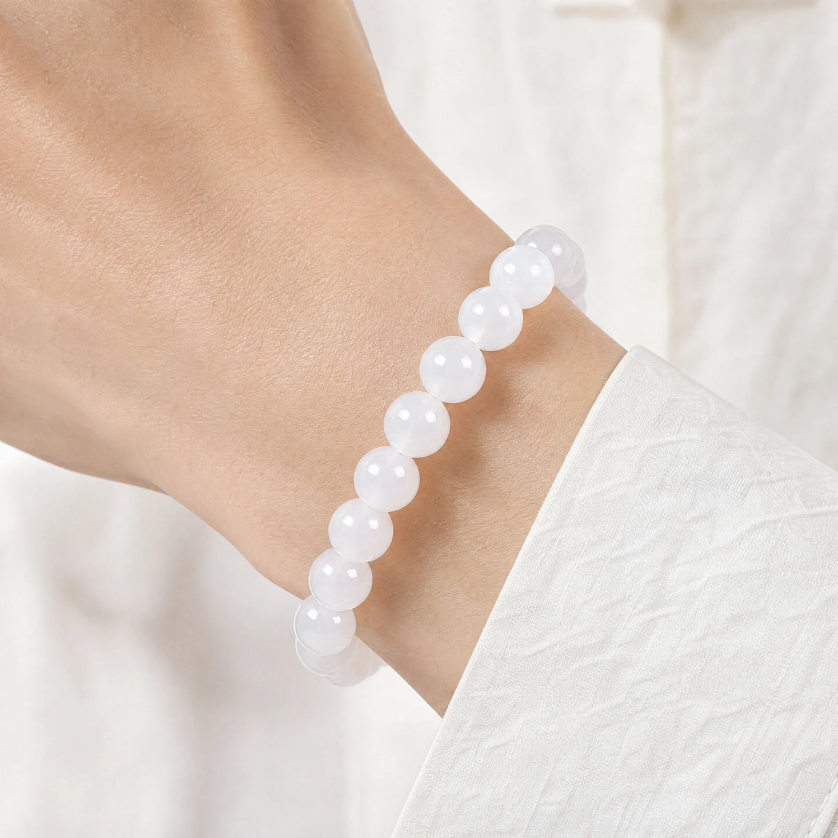 white-agate-bracelet-peace-model-a-outfit-a-closeup-01
