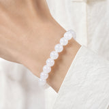 white-agate-bracelet-peace-model-a-outfit-a-closeup-01