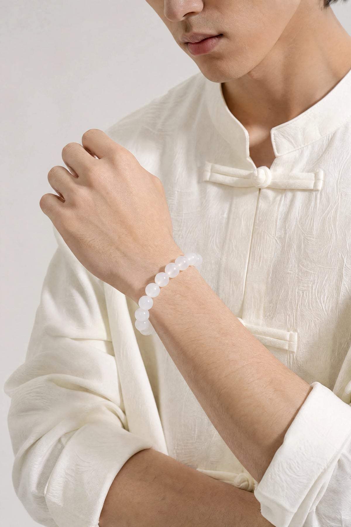 white-agate-bracelet-peace-model-a-outfit-a-fashion-01