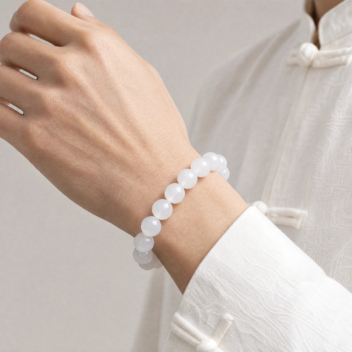 white-agate-bracelet-peace-model-a-outfit-a-fashion-03