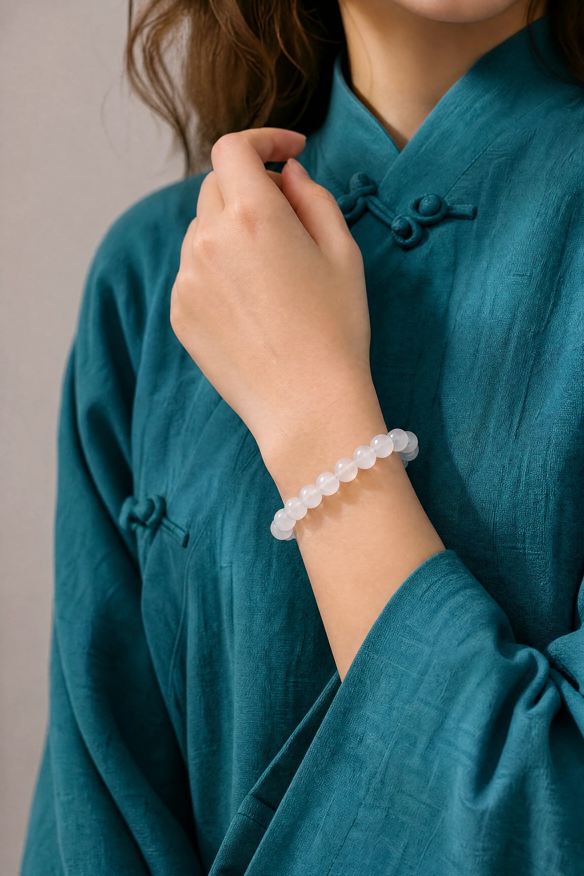 white-agate-bracelet-peace-model-b-outfit-b-fashion-01