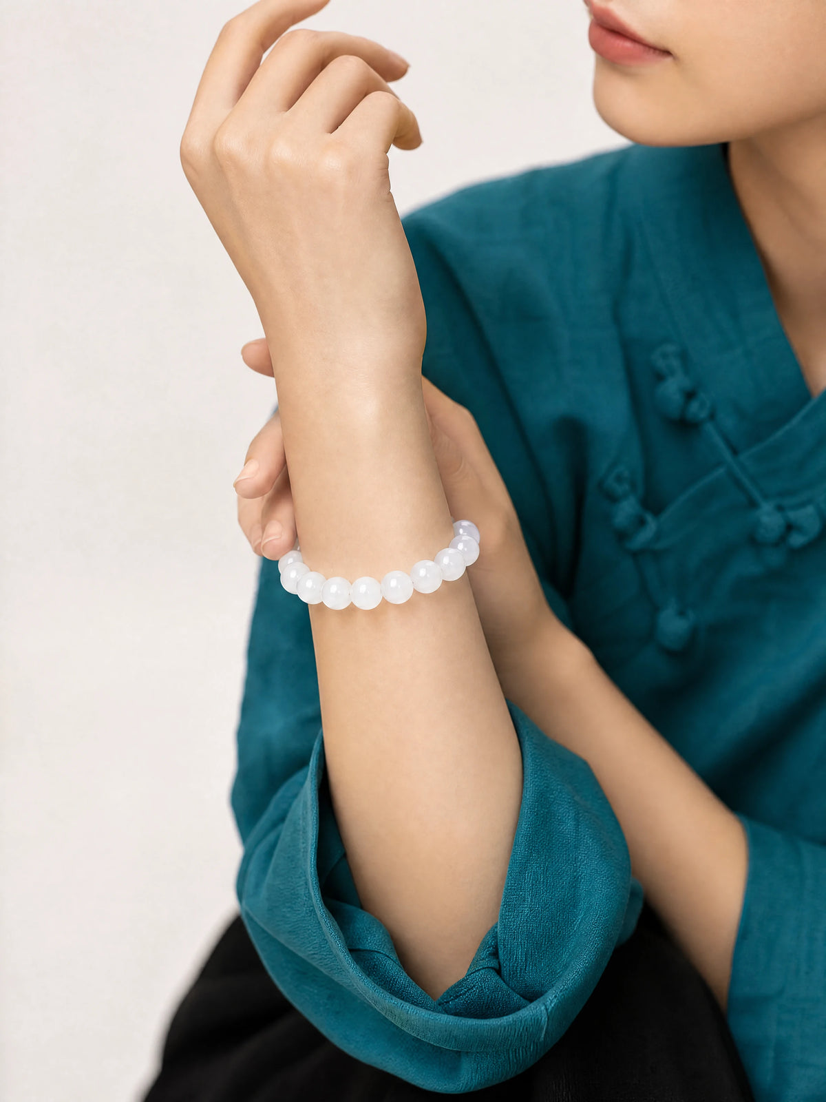 white-agate-bracelet-peace-model-b-outfit-b-fashion-02