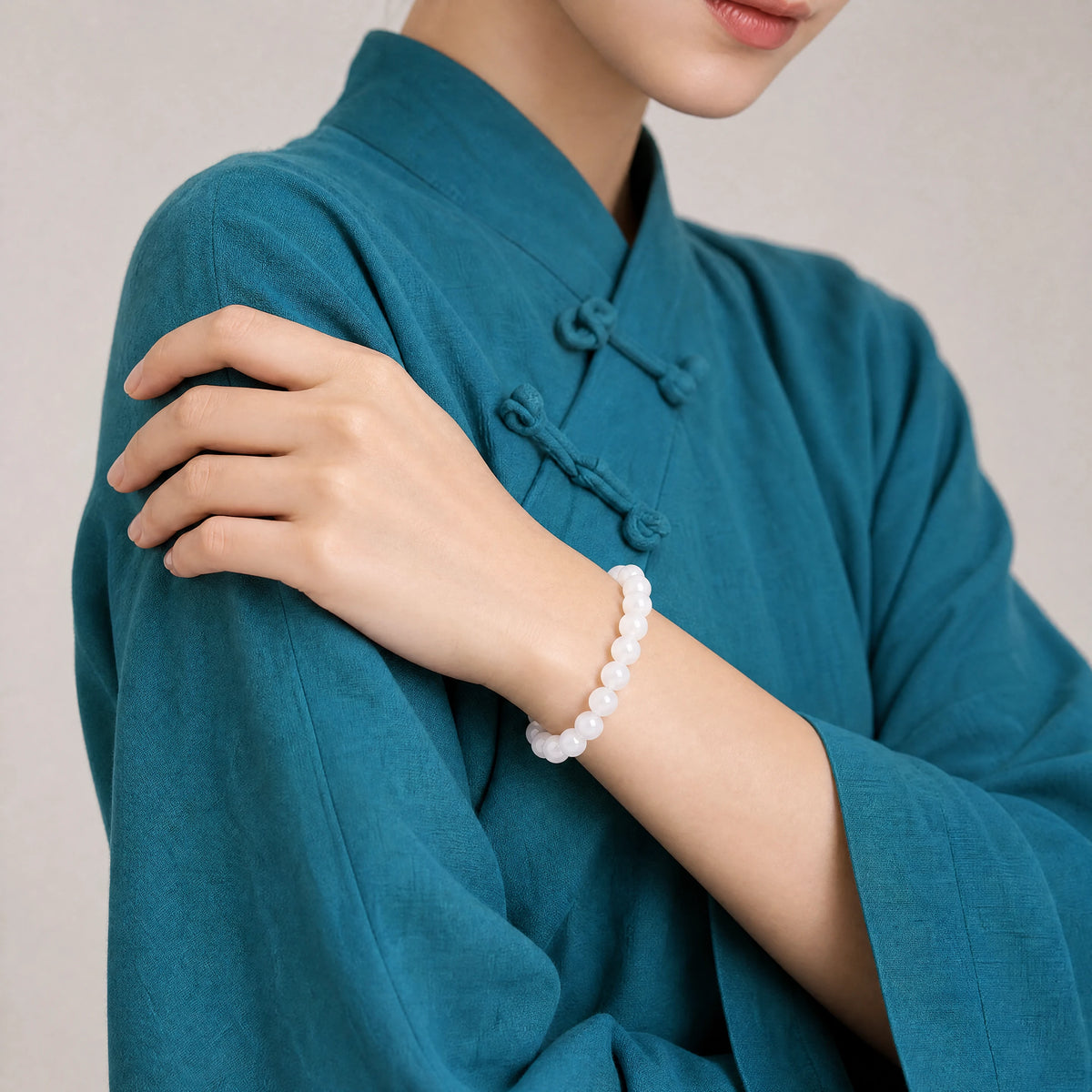 white-agate-bracelet-peace-model-b-outfit-b-fashion-03